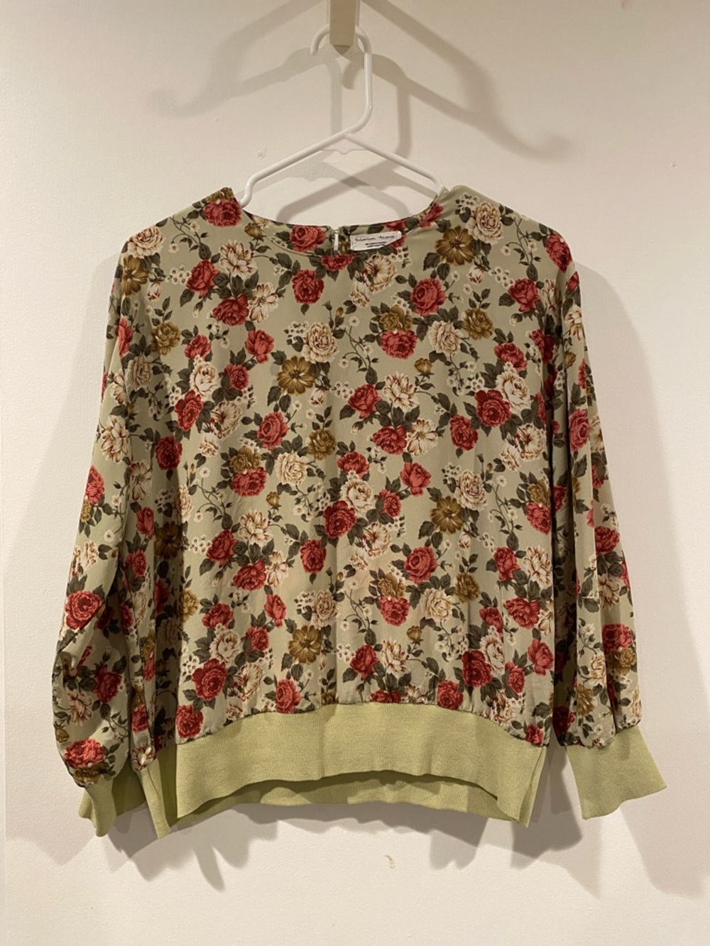 Riverina Taps VINTAGE Floral Crewneck Top in Sage with Red Rose Print